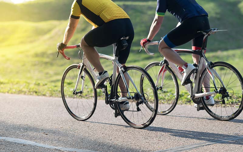 Les cyclistes ont-ils le droit de rouler côte à côte ?