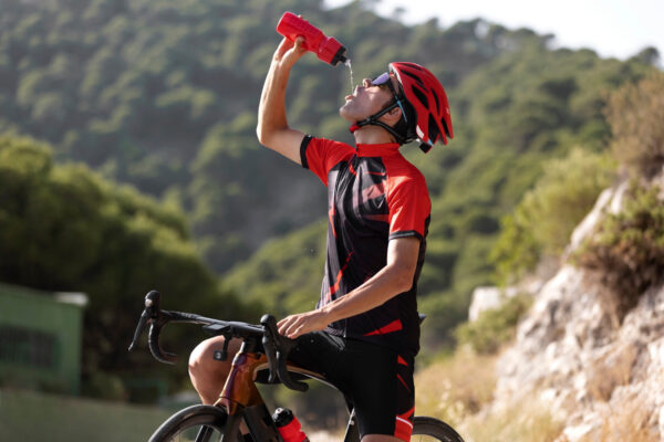Cycliste qui boit de l'eau